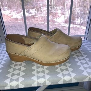 Tan/beige suede Dansko‘s (size 40)